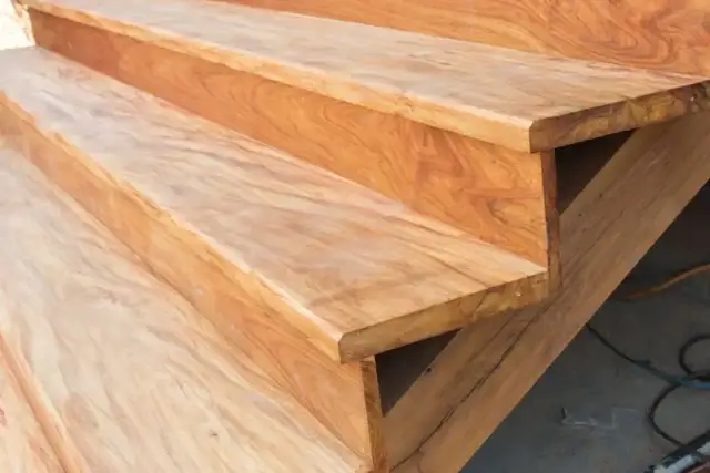 Jak wybrać idealny lakier na schody sosnowe, aby uniknąć uszkodzeń?