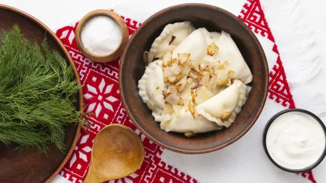 Jakie surówki pasują do pierogów ruskich? Odkryj idealne połączenia