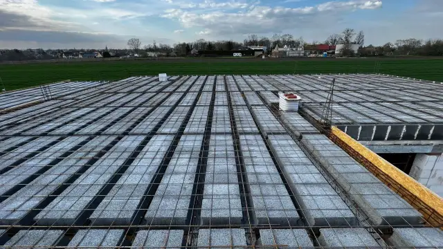 Ile warstw pustaków do stropu? Jedna to klucz do bezpieczeństwa!