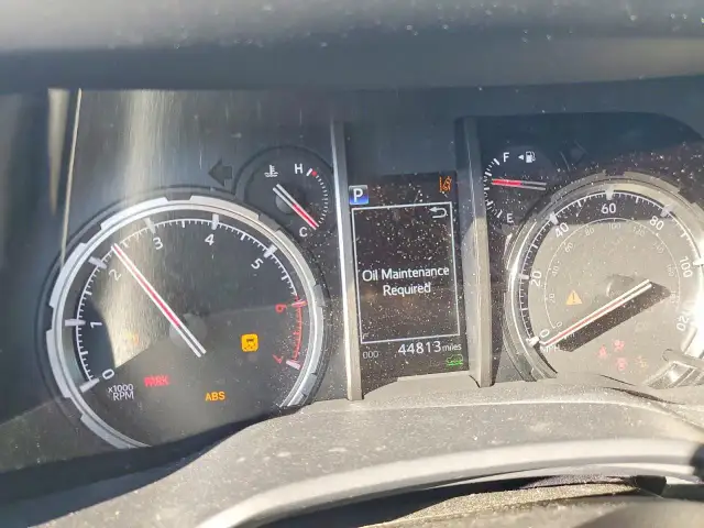 Toyota: "Oil maintenance required" oznacza, że czas na wymianę oleju. Przebieg 44813 mil.