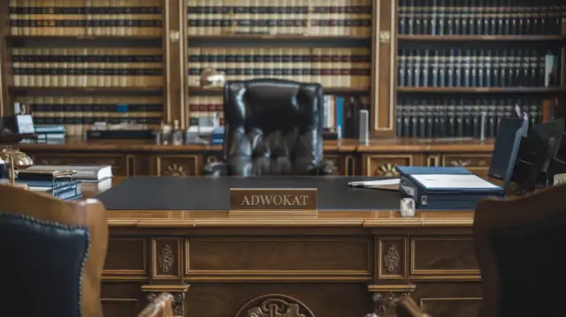 Ile trwa rozprawa sądowa karna? Poznaj czynniki wpływające na czas trwania