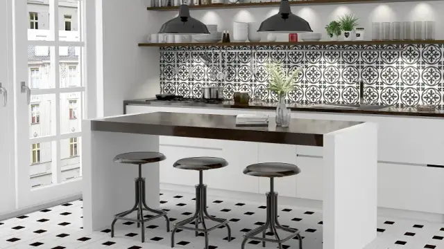 Jakie płytki między szafkami w kuchni – trendy, kolory i materiały