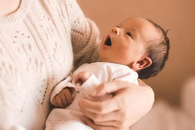 Mama fizjoterapeuta: jak podnosić niemowlę bezpiecznie?