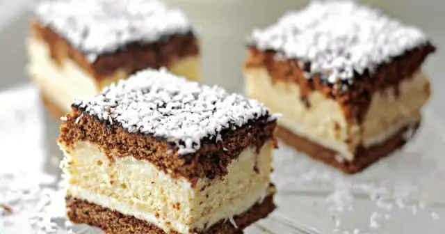 Pyszny przepis na ciasto miodowe z masą budyniową, które zachwyca