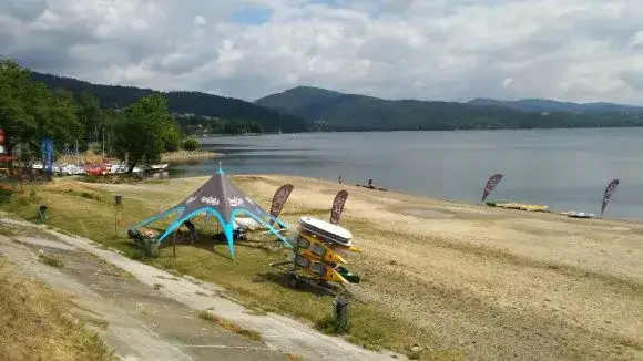 Plaża Jezioro Żywieckie – idealne miejsce na relaks i zabawę z rodziną