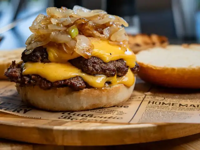 Smash burger - co to? Poznaj sekret chrupkości i przepis