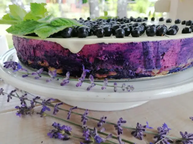 Przepis na wyśmienity sernik z białą czekoladą i jagodami