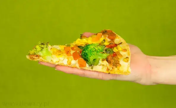 Ile kalorii ma pizza wegetariańska? Sekrety lżejszej wersji