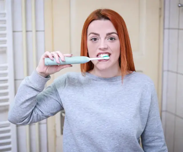 Szczoteczka soniczna czy elektryczna? Porównanie, które rozwieje wątpliwości