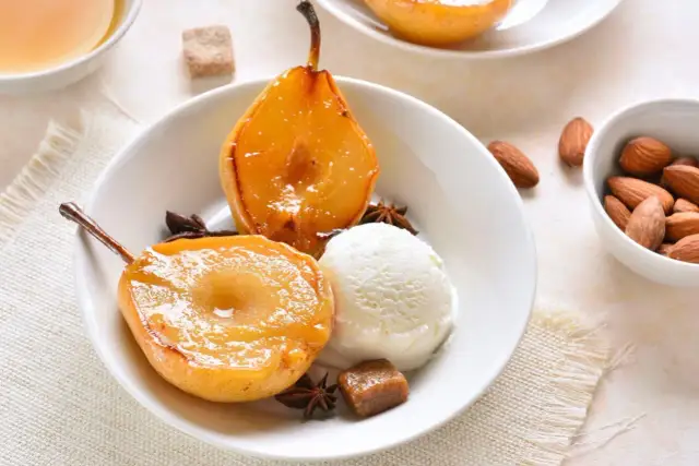 Jak skarmelizować gruszkę do sałatki, aby zachwycić smakiem