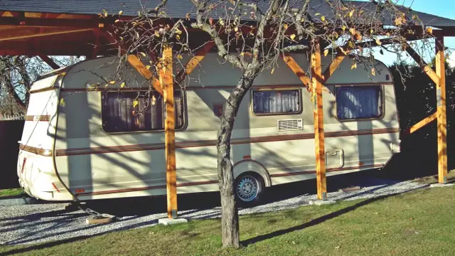 Ile kosztuje postawienie przyczepy kempingowej nad morzem? Sprawdź ceny!