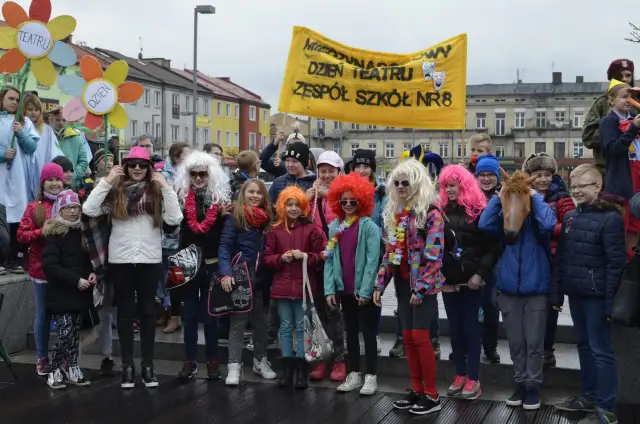 Żywa rzeźba: odkryj fascynujący świat sztuki performatywnej