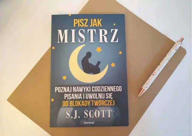 Okładka książki "Pisz jak mistrz" z sylwetką piszącego na laptopie na tle księżyca i gwiazd.