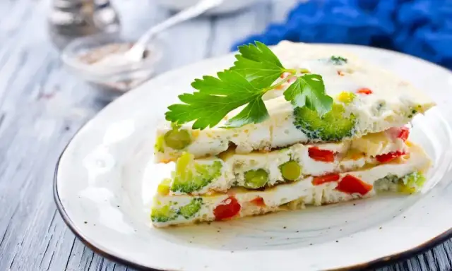 Co zrobić z białek jaj na obiad? Szybkie i zdrowe przepisy