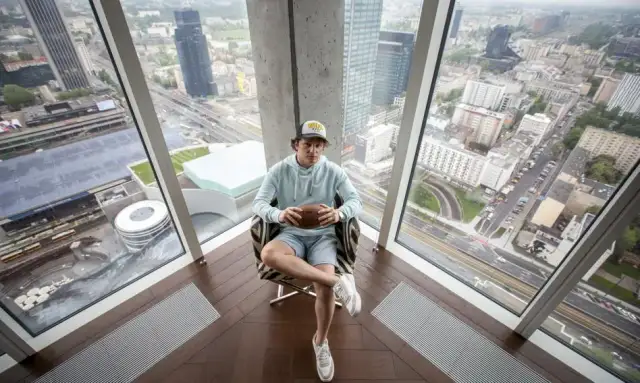 Rafał Zaorski shortuje własny apartament na Złotej 44 - bukmacherzy dołączają do zabawy