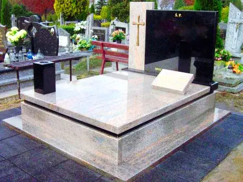 Pomnik z Granitu: Ile Kosztuje Trwała Pamięć? Poznaj Ceny i Opcje