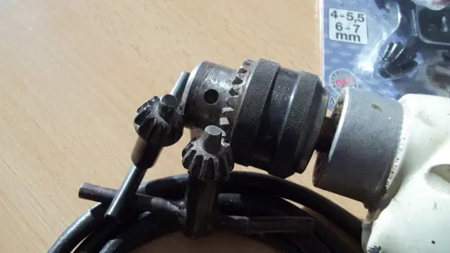 Zobacz skuteczne sposoby jak zdjąć uchwyt z wiertarki Celma bez uszkodzeń