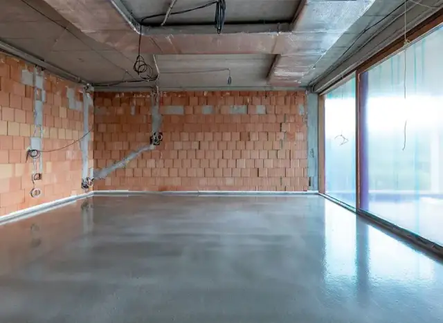 Jaki beton na posadzkę w domu? Wybierz najlepszy dla swojego wnętrza
