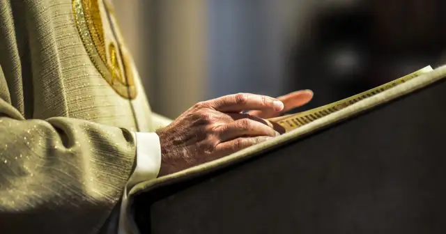 Ile zarabia proboszcz w Polsce? Poznaj realne zarobki i koszty