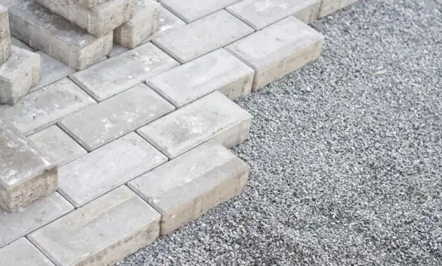 Jakie kruszywo pod kostkę? Wybór eksperta, trwały podjazd!