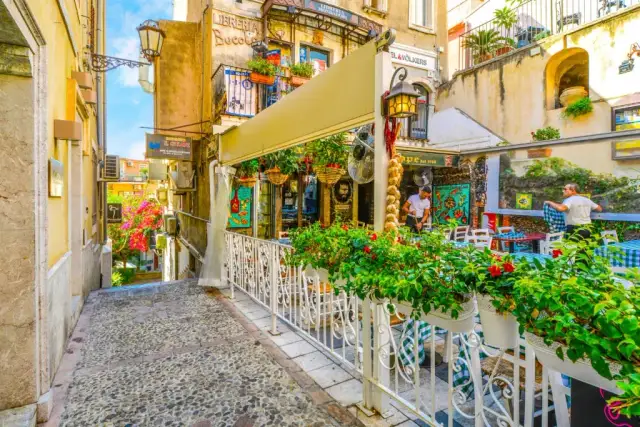 Taormina: Gdzie zjeść? Autentyczne smaki bez pułapek!