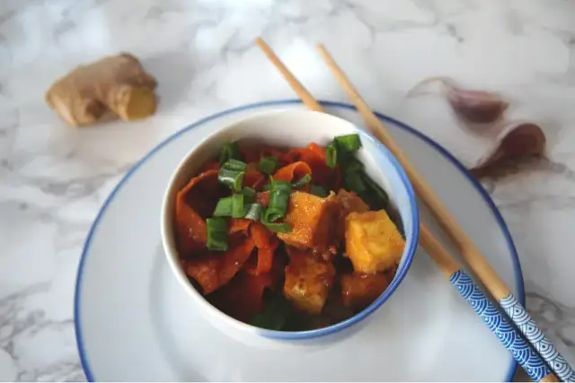 Jak przygotować tofu na obiad? Przepisy i triki na chrupkość