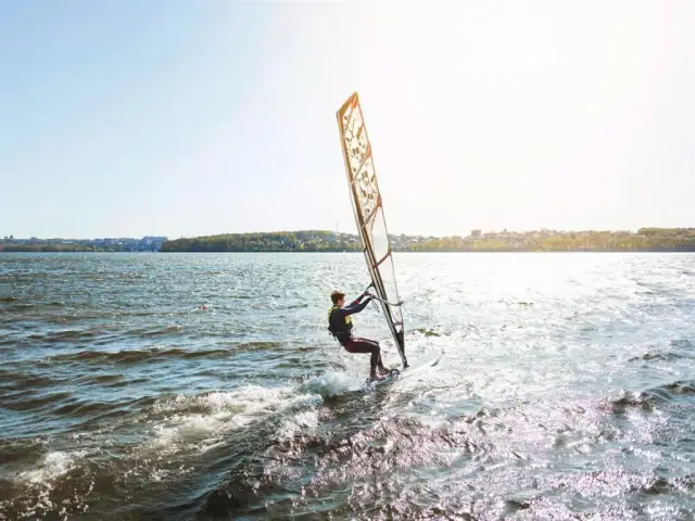 Gdzie na windsurfing w Europie? Odkryj najlepsze miejsca dla Ciebie