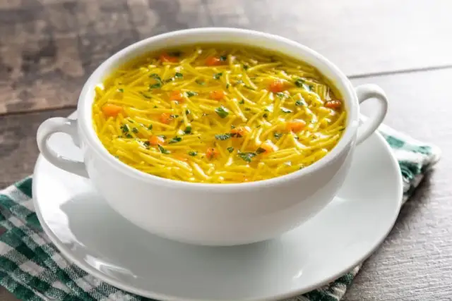 Kalorie rosołu z makaronem i zupy pomidorowej z makaronem