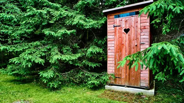 Toaleta na działkę ROD: Jak wybrać, by nie dostać kary?