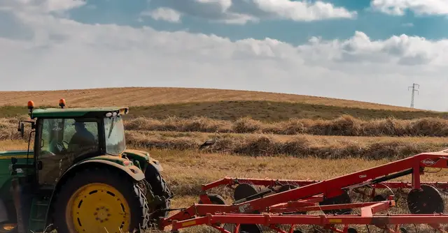 Jakie prawo jazdy potrzebne na traktor z przyczepą? Wszystko o uprawnieniach na ciągnik rolniczy