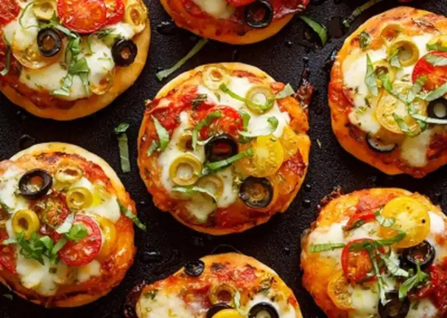 Mini pizze: Proste przepisy na każdą okazję. Zaskocz bliskich!