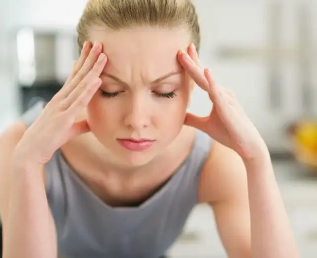 Szum w głowie co oznacza: objawy, przyczyny i skuteczne leczenie