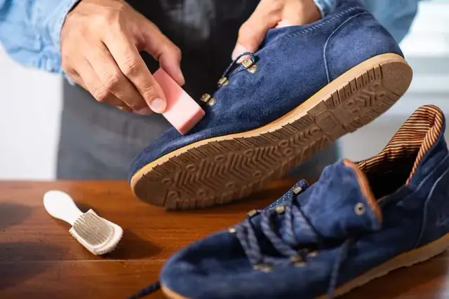 Jak usunąć klej z butów zamszowych bez ich uszkodzenia?