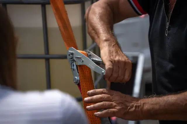 Zacinający się zatrzask pasa? Napraw go sam krok po kroku!