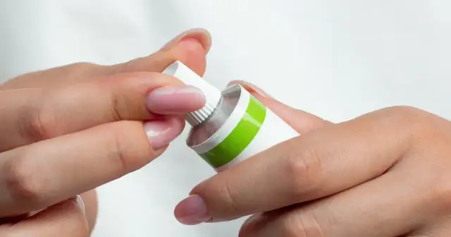 Co na pryszcze? Od domowych trików po rady dermatologa.