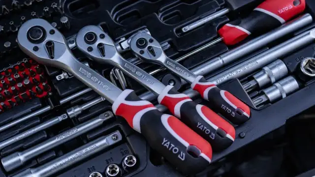 Jakie klucze do warsztatu wybrać, aby uniknąć niepotrzebnych kosztów?