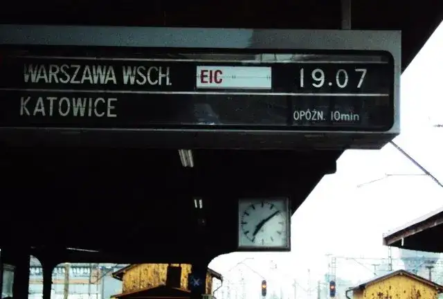 Jak sprawdzić z którego peronu odjeżdża pociąg, aby nie spóźnić się na podróż