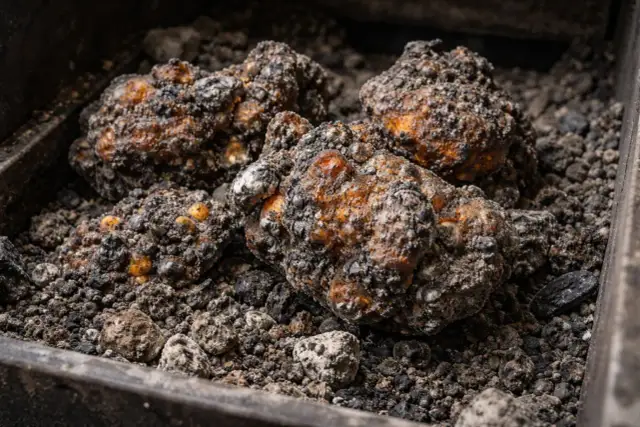 Spieki i popiół w piecu na ekogroszek.