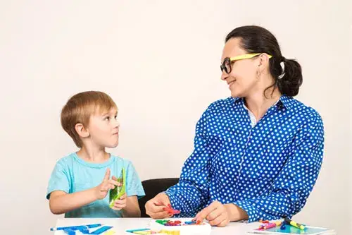 Jak wygląda praca wychowawcy w domu dziecka - wyzwania i obowiązki