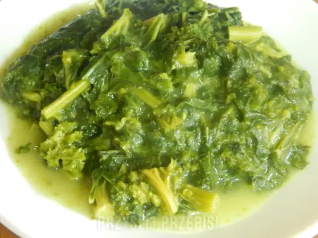 Jarmuż na obiad: 15+ inspiracji. Jak przygotować bez goryczki?