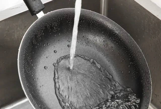 Czyszczenie patelni sodą i octem - Czy to działa? Jak bezpiecznie?