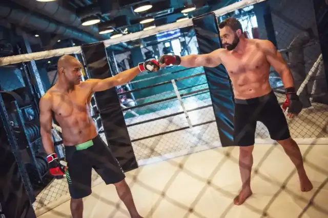 Rzymska klatka co to? Poznaj jej tajemnice i zastosowanie w MMA