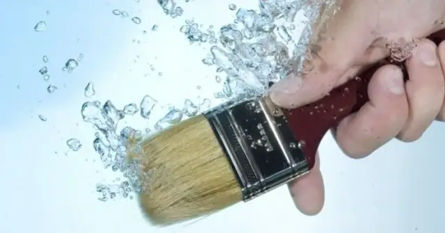 Jak myć pędzle do malowania, aby uniknąć zniszczenia narzędzi