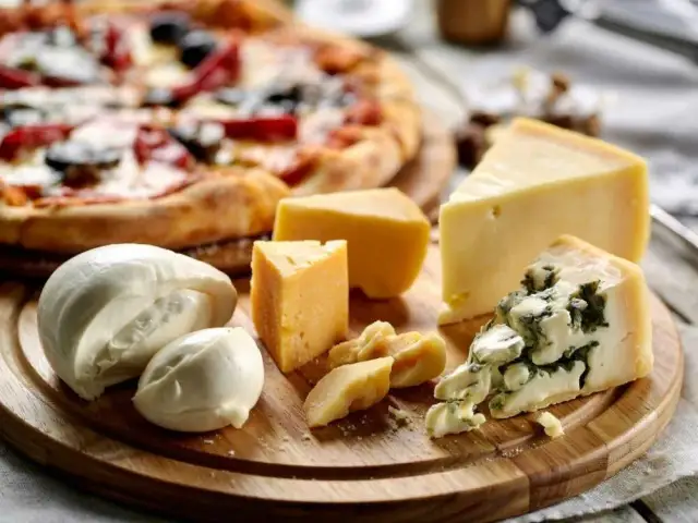 Jakie sery do pizzy 4 sery - najlepsze połączenia smakowe, które zaskoczą