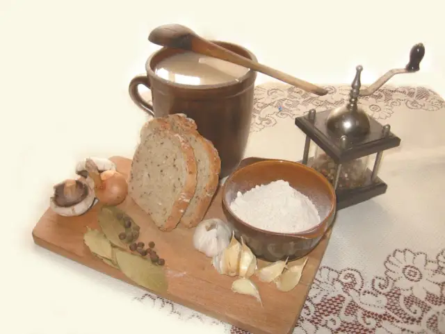 Składniki na żurek: zakwas, chleb, cebula, czosnek, grzyby, liście laurowe, ziele angielskie i pieprz.