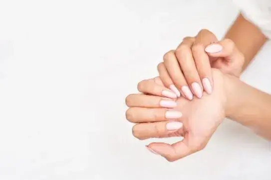 Jak przedłużyć paznokcie na tipsie – unikaj tych powszechnych błędów
