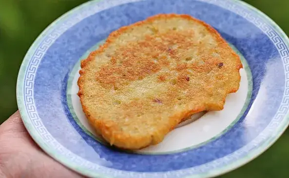 Ile kalorii mają placki ziemniaczane? Smażone vs pieczone i lżejsze wersje