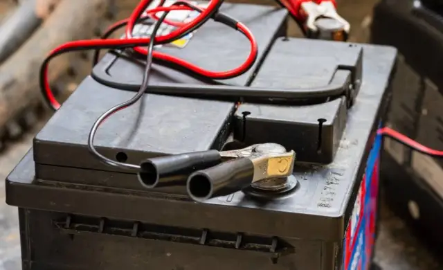 Jak bezpiecznie podłączyć prostownik 24V do akumulatorów (2x12V)?