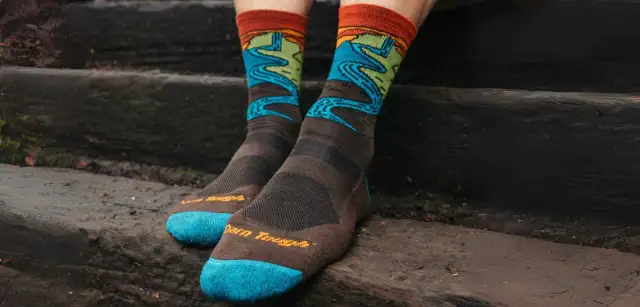 Jakie skarpetki w góry? Sekret komfortu Twoich stóp na szlaku