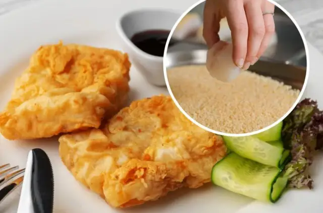 Złociste, panierowane kawałki ryby z ogórkiem i sałatką, w tle ręka obtaczająca rybę w bułce tartej.